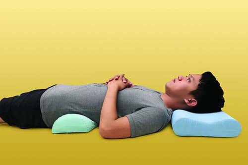 Kê gối dưới lưng khi ngủ giúp giảm đau lưng
